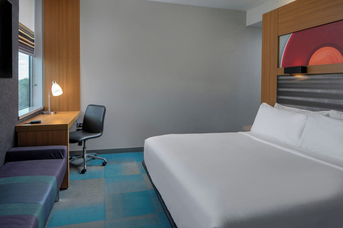 Room, 1 King Bed, Non Smoking | Premium bedding, down duvets, pillow-top beds, in-room safe