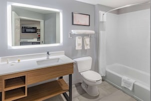 Combined shower/tub, free toiletries, hair dryer, towels