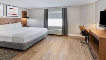 Suite, 1 Tempat Tidur King, akses difabel, Bebas Asap Rokok (Mobility/Hearing, Battub w/Grab Bars) | Seprai premium, bantalan ekstra lembut, dan meja kerja