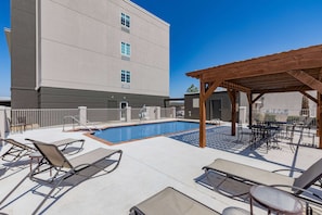 Seasonal outdoor pool, pool umbrellas, sun loungers - Hawthorn Extended Stay by Wyndham Ardmore (Ardmore)