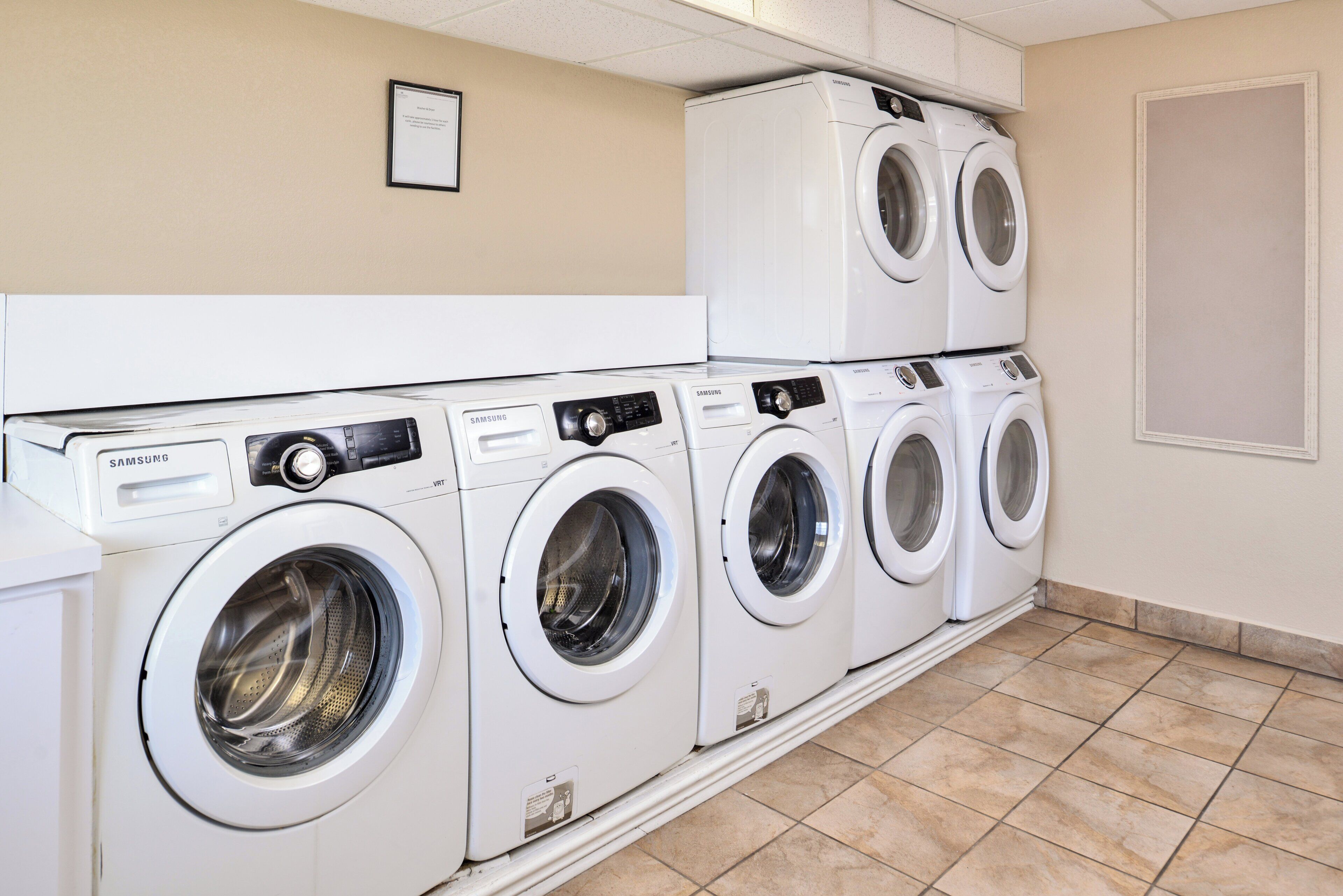 Un cuarto de lavandería con varias lavadoras Samsung.