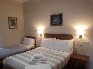 Family Triple Room | Blackout drapes, iron/ironing board, free WiFi, bed sheets - Aberdeen House (Aberdeen)