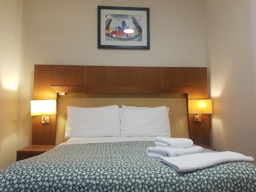 Cortinas blackout, tabla de planchar con plancha y wifi gratis