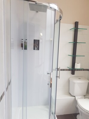 Family Triple Room | Bathroom | Towels