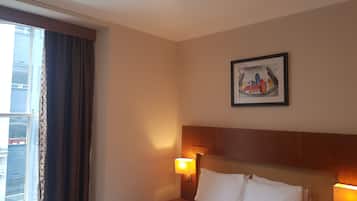 Quarto casal standard | Cortinas blackout, ferros/tábuas de passar roupa, Wi-Fi de cortesia