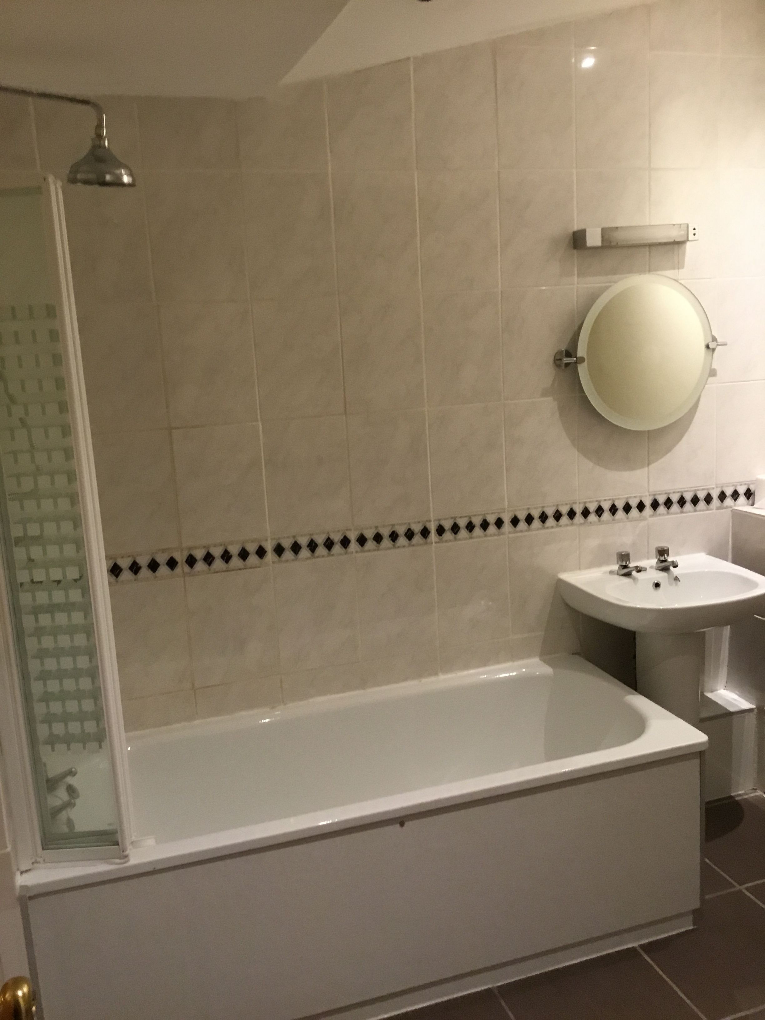 Une salle de bain moderne avec une baignoire, une douche et un lavabo.