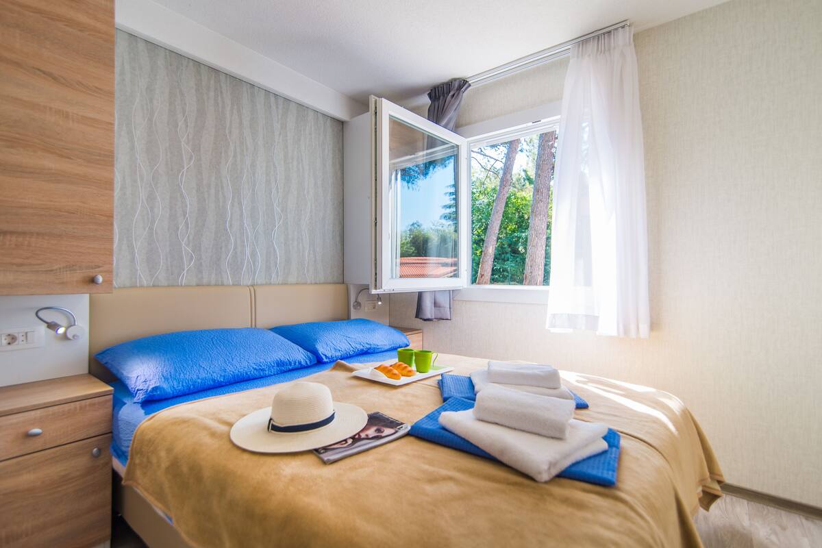 Mobil Karavan Deluks, 2 kamar tidur, pemandangan pantai, menghadap laut | Wi-Fi (biaya tambahan)