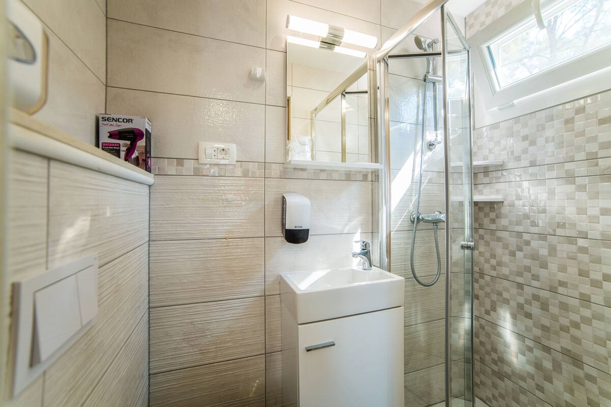Mobil Karavan Deluks, 2 kamar tidur, pemandangan pantai, menghadap laut | Kamar mandi | Shower