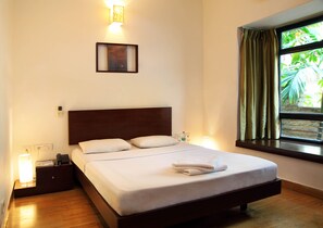 Deluxe Room, 1 Queen Bed | Premium bedding, in-room safe, blackout curtains, iron/ironing board