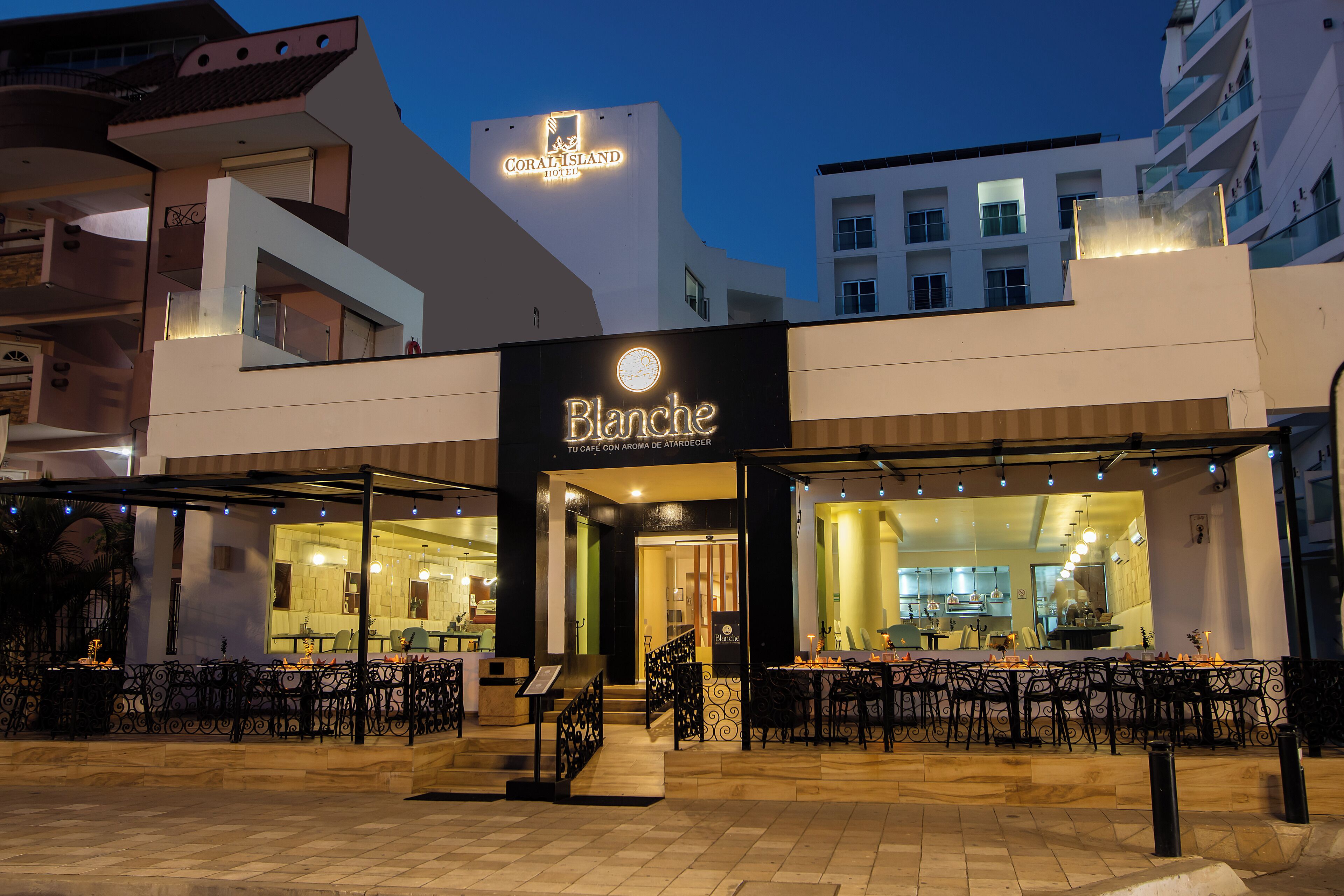 Se sirven desayunos, comidas, cenas y cocina fusión con vista al mar