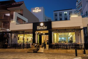 Petit déjeuner, déjeuner et dîner servis sur place, vue sur la mer
