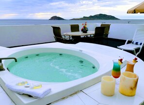 Suite, 1 King bed, Ocean View | In-room safe, individually decorated, individually furnished, desk - Coral Island Hotel (Mazatlán)