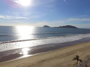 Beach nearby - Coral Island Hotel (Mazatlán)