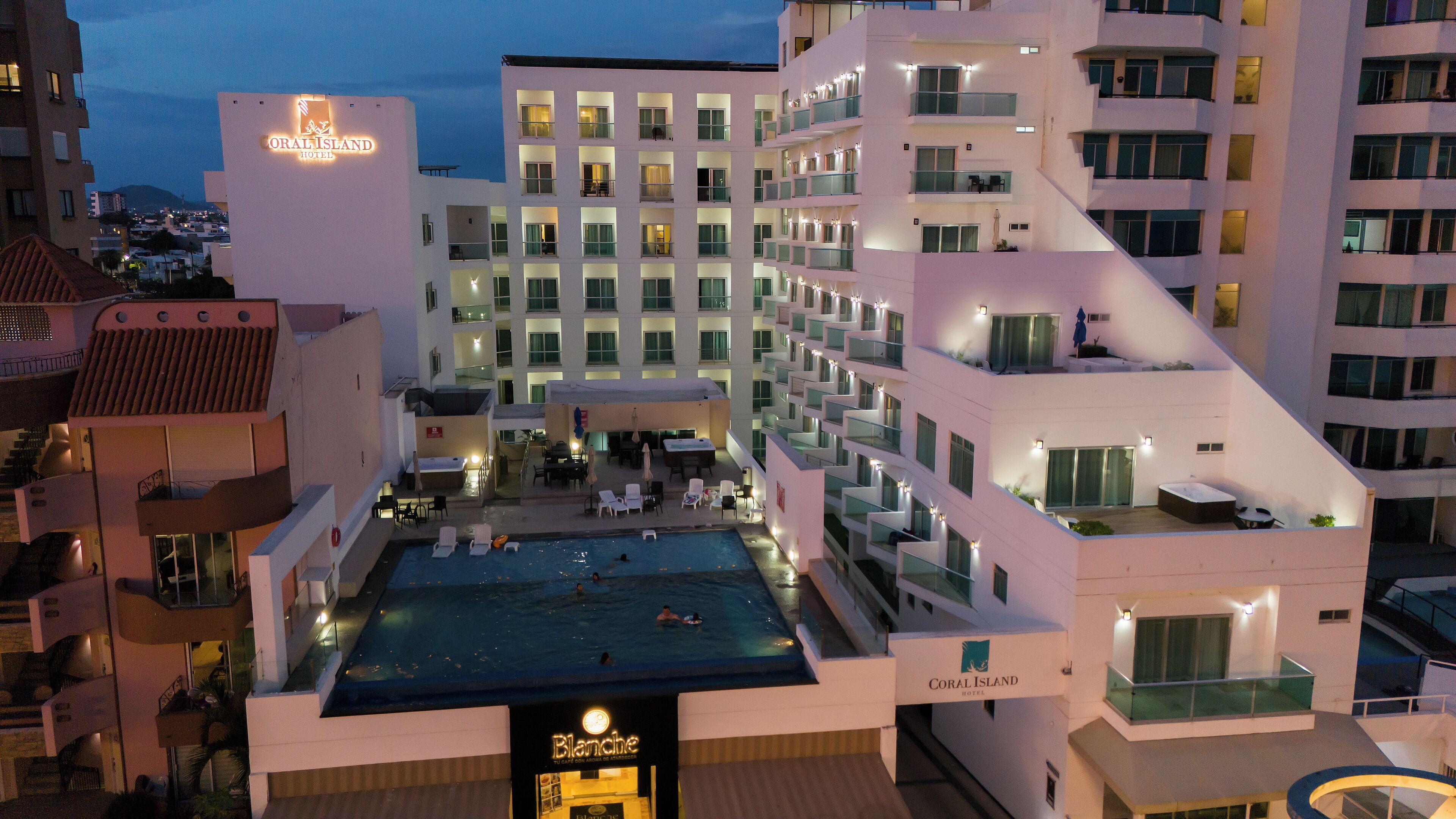 Vista frontal de la propiedad por la tarde o noche