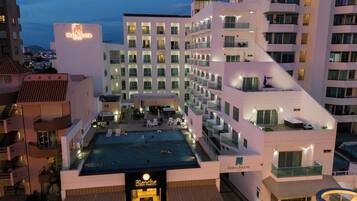 Vista frontal de la propiedad por la tarde o noche