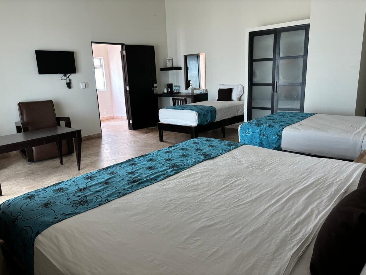 Habitación familiar | Caja de seguridad en la habitación y decoración personalizada 