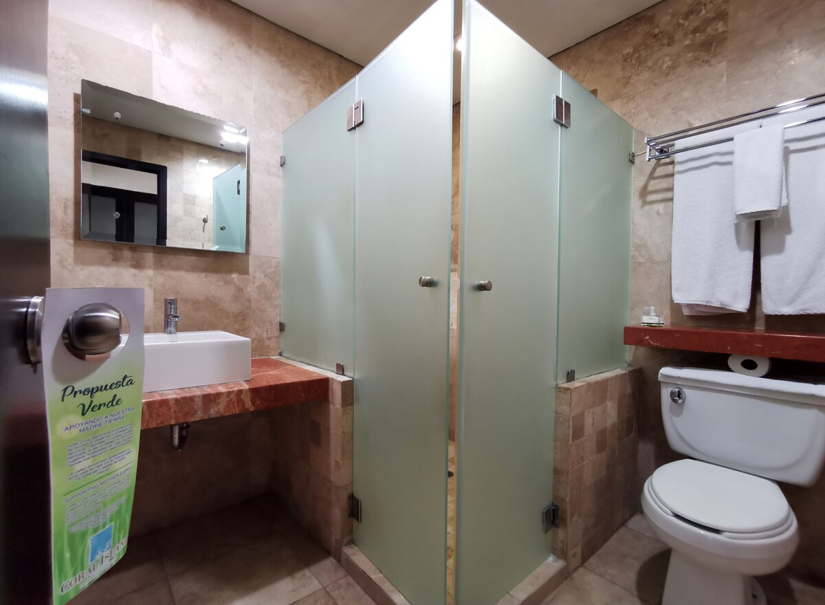 Habitación, 2 camas matrimoniales, vista parcial al océano | Baño | Regadera, amenidades de baño gratuitas, secadora de cabello, toallas 