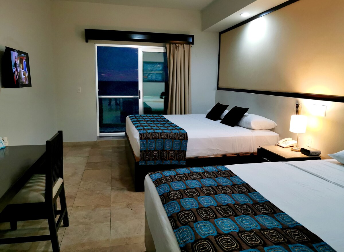 Habitación, 2 camas matrimoniales, vista al océano | Vista del balcón