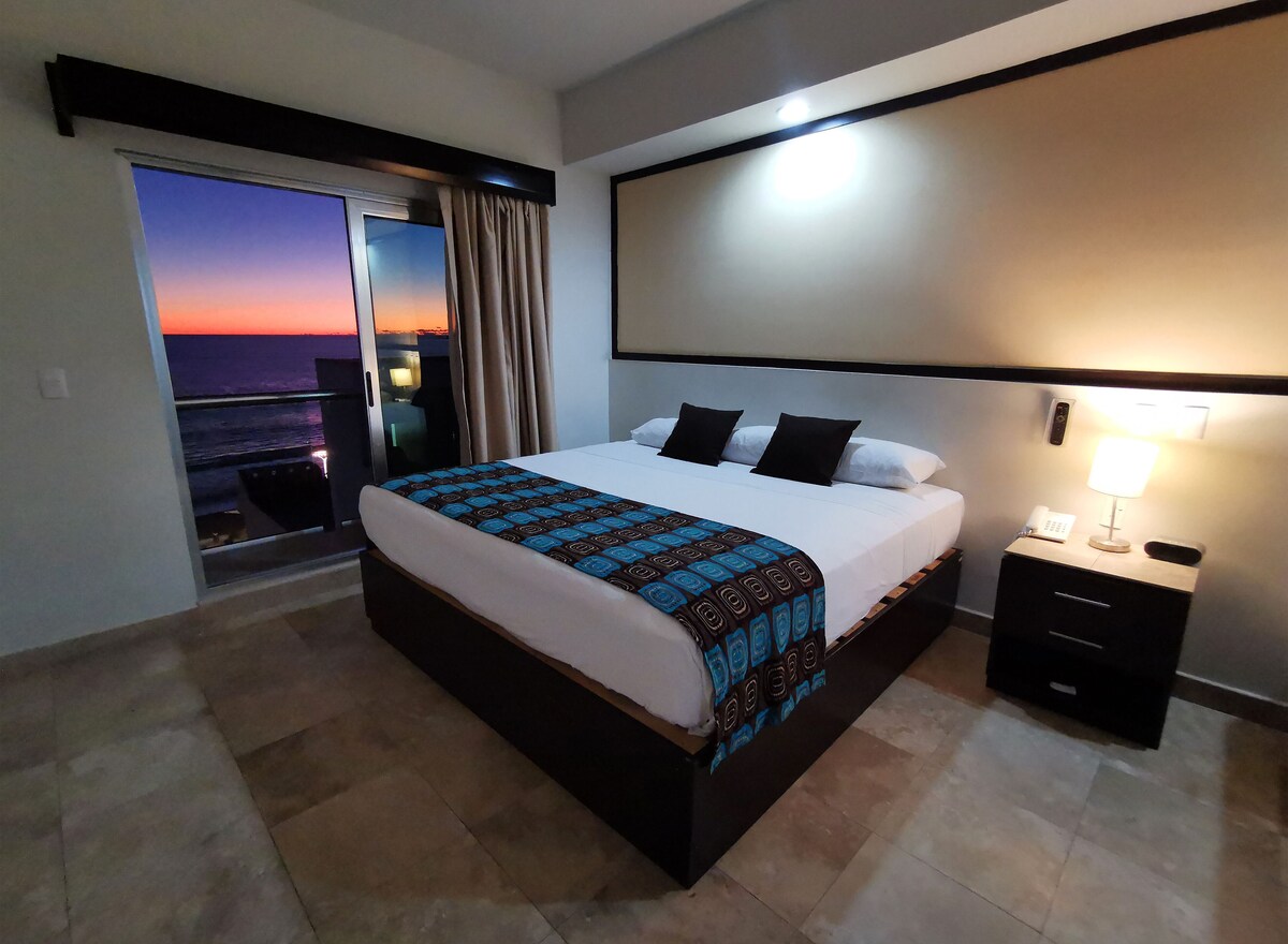 Habitación, 2 camas matrimoniales, vista al océano | Balcón