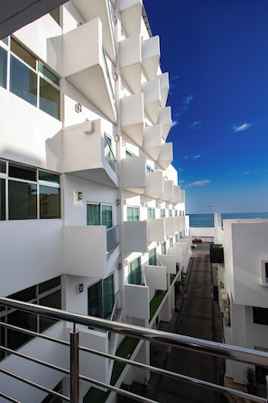 Quarto standard, vista parcial para o mar | Cofres nos quartos, individualmente decorados