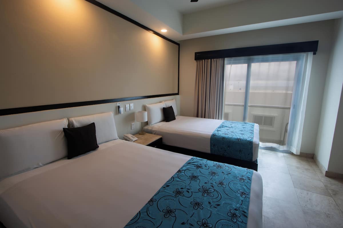 Quarto standard, 2 camas de casal | Cofres nos quartos, individualmente decorados
