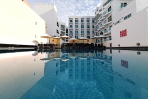Outdoor pool, open 9:00 AM to 9:00 PM, pool umbrellas, sun loungers - Coral Island Hotel (Mazatlán)
