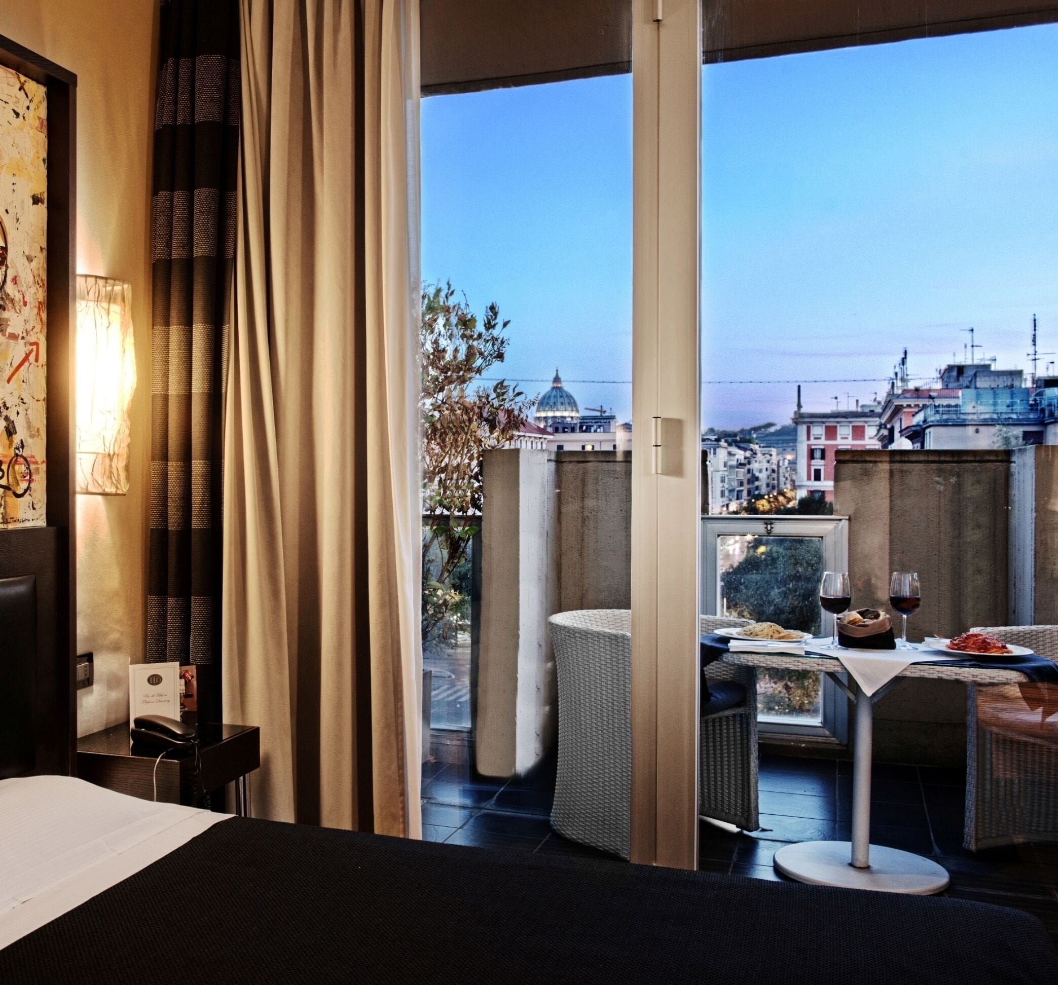 Hochwertige Bettwaren, Minibar, Zimmersafe, Schreibtisch