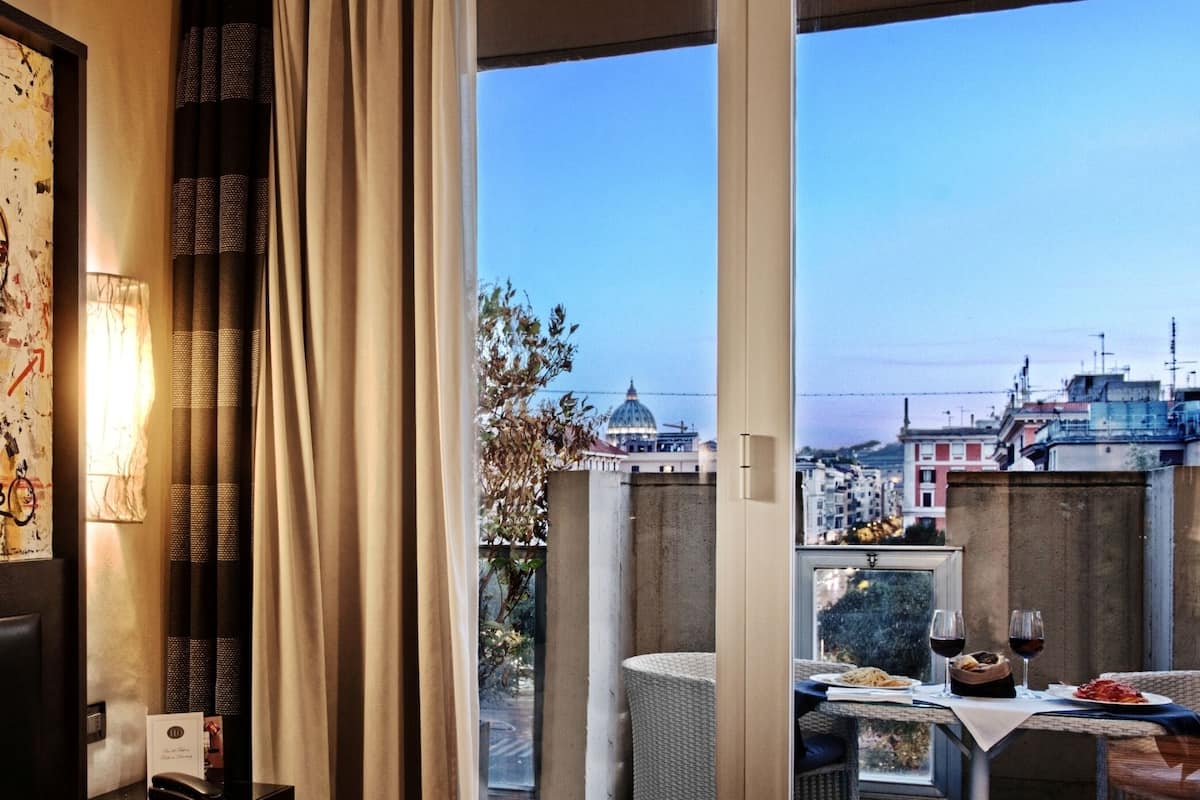 Hochwertige Bettwaren, Minibar, Zimmersafe, Schreibtisch
