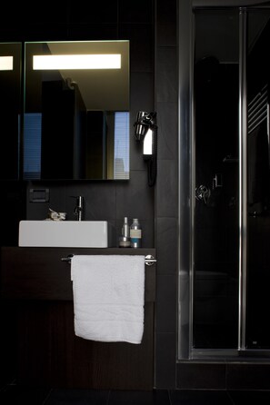 Douche, articles de toilette gratuits, sèche-cheveux, bidet
