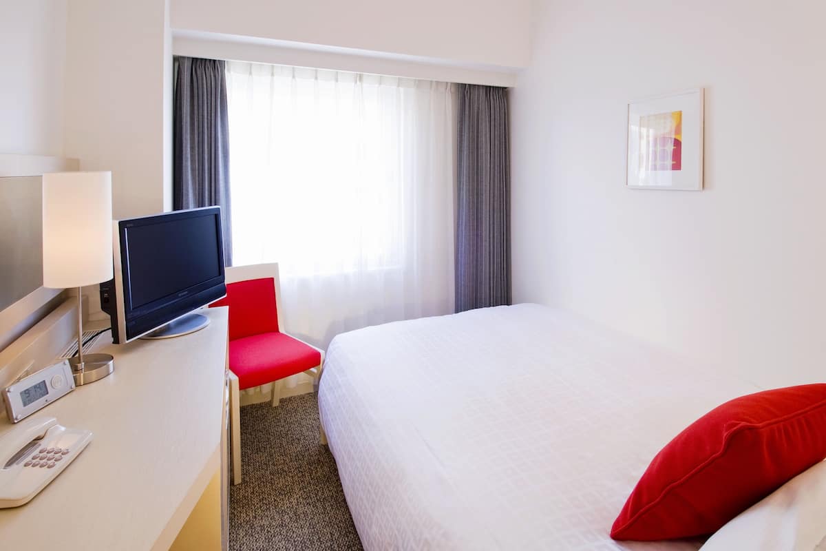 Down comforters, in-room safe, desk, blackout drapes