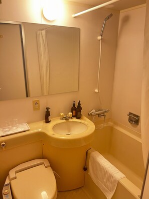 Duschwanne, Regendusche, kostenlose Toilettenartikel, Haartrockner