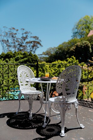 Huone (Heritage) | Ylelliset vuodevaatteet, pillowtop-patjalliset sängyt, työpöytä