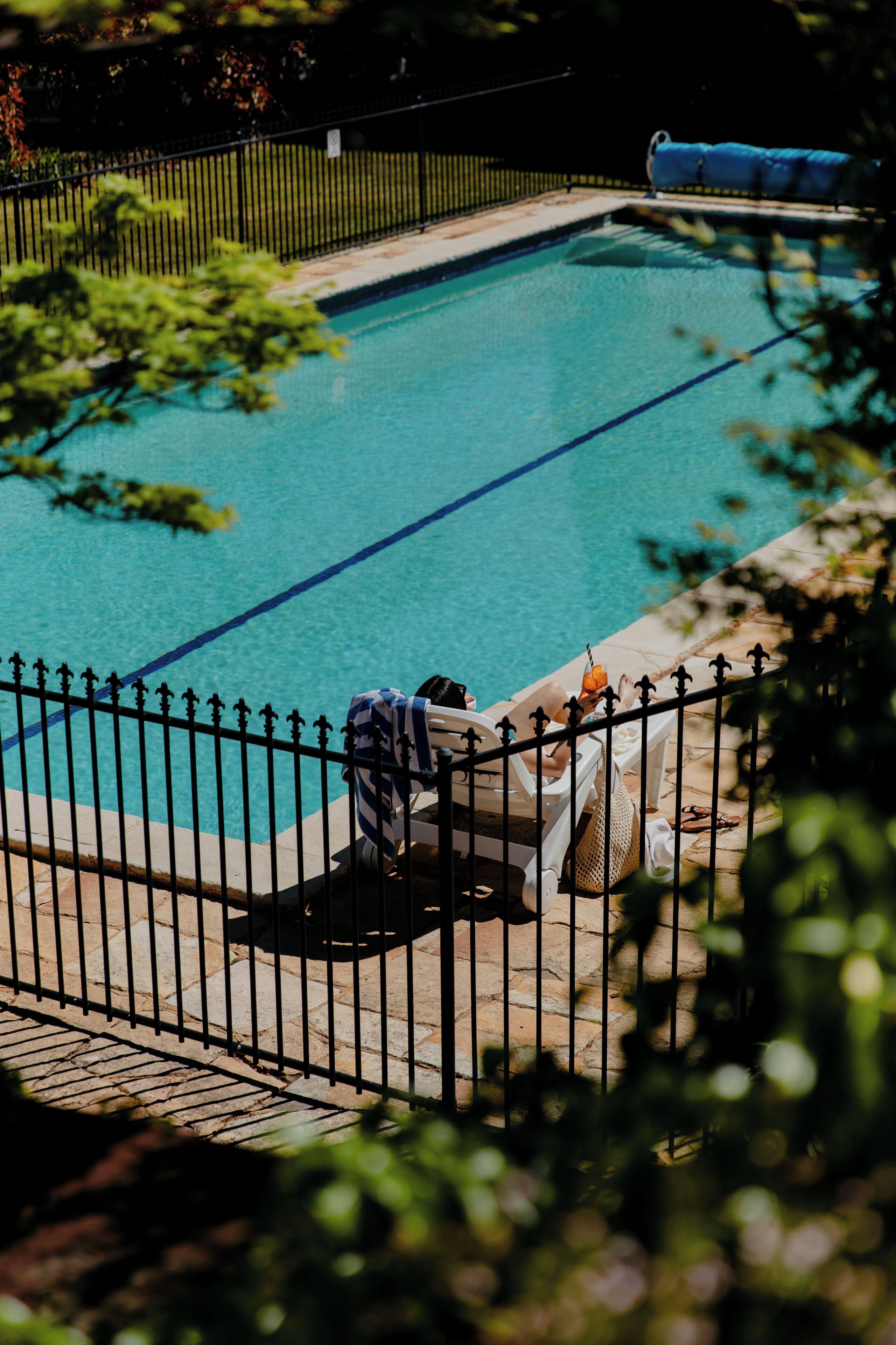 季節性室外游泳池，開放時間為 08:00 至 20:00，提供日光浴躺椅