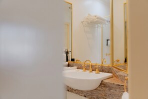 Heritage Spa and Fireplace Room | Bathroom | Hair dryer, towels - Mountain Heritage Hotel (Katoomba)