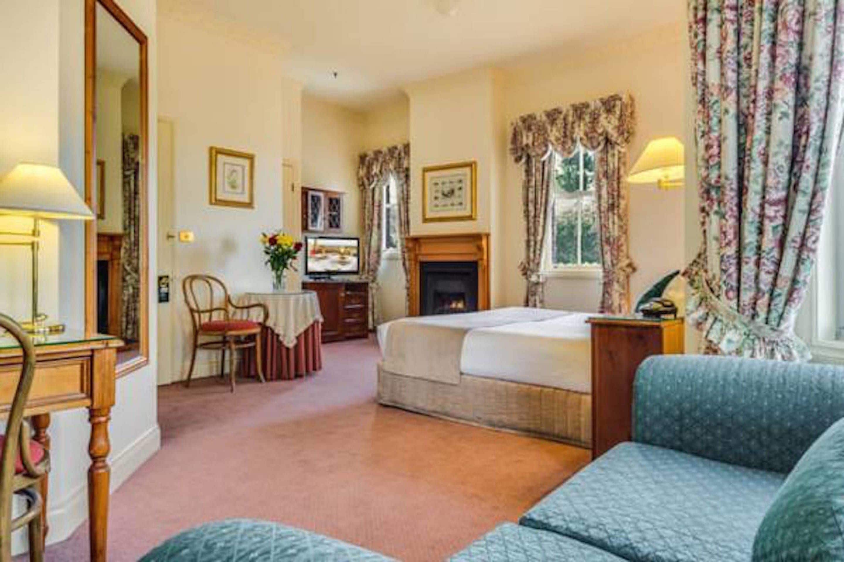 heritage spa and fireplace room | room amenity