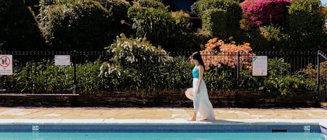 Piscina externa sazonal, funciona das 8h às 20h, espreguiçadeiras