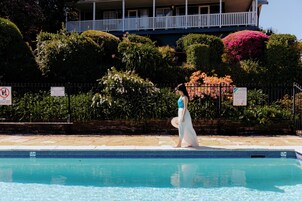 Piscina externa sazonal, funciona das 8h às 20h, espreguiçadeiras