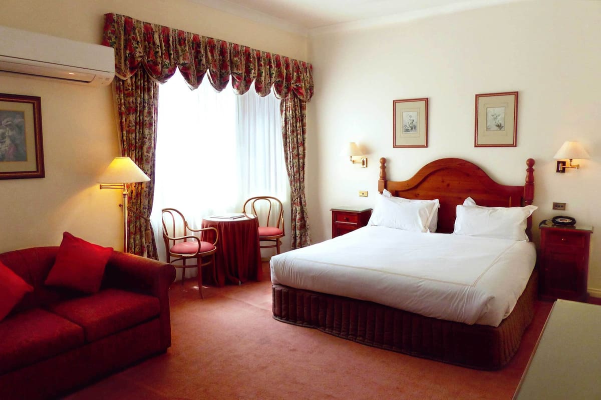 Premium bedding, pillowtop beds, desk, laptop workspace
