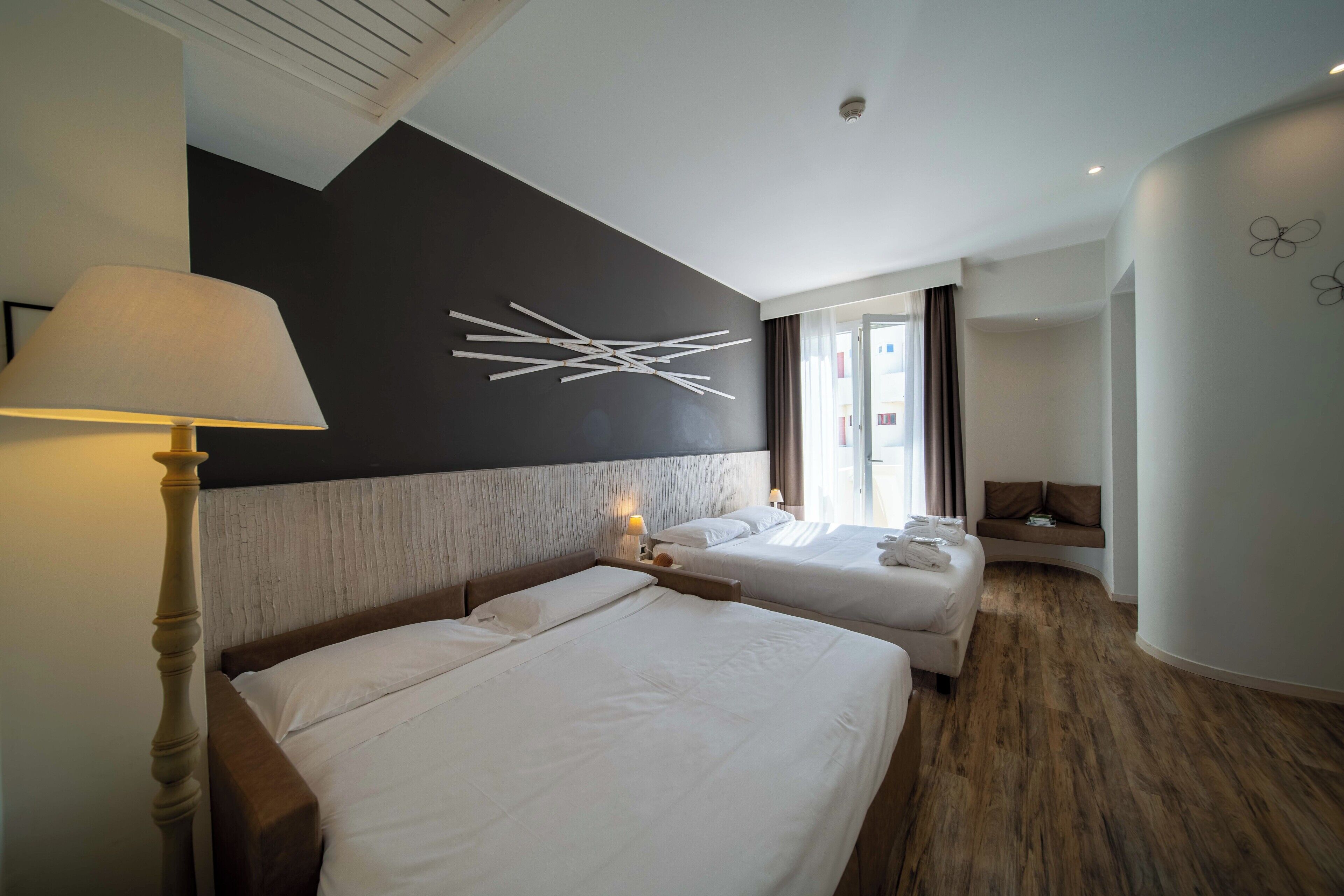 junior room | 1 bedroom, in-room safe, desk, iron/ironing board