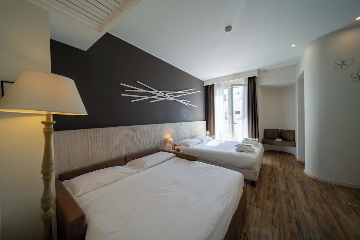 junior room | 1 bedroom, in-room safe, desk, iron/ironing board