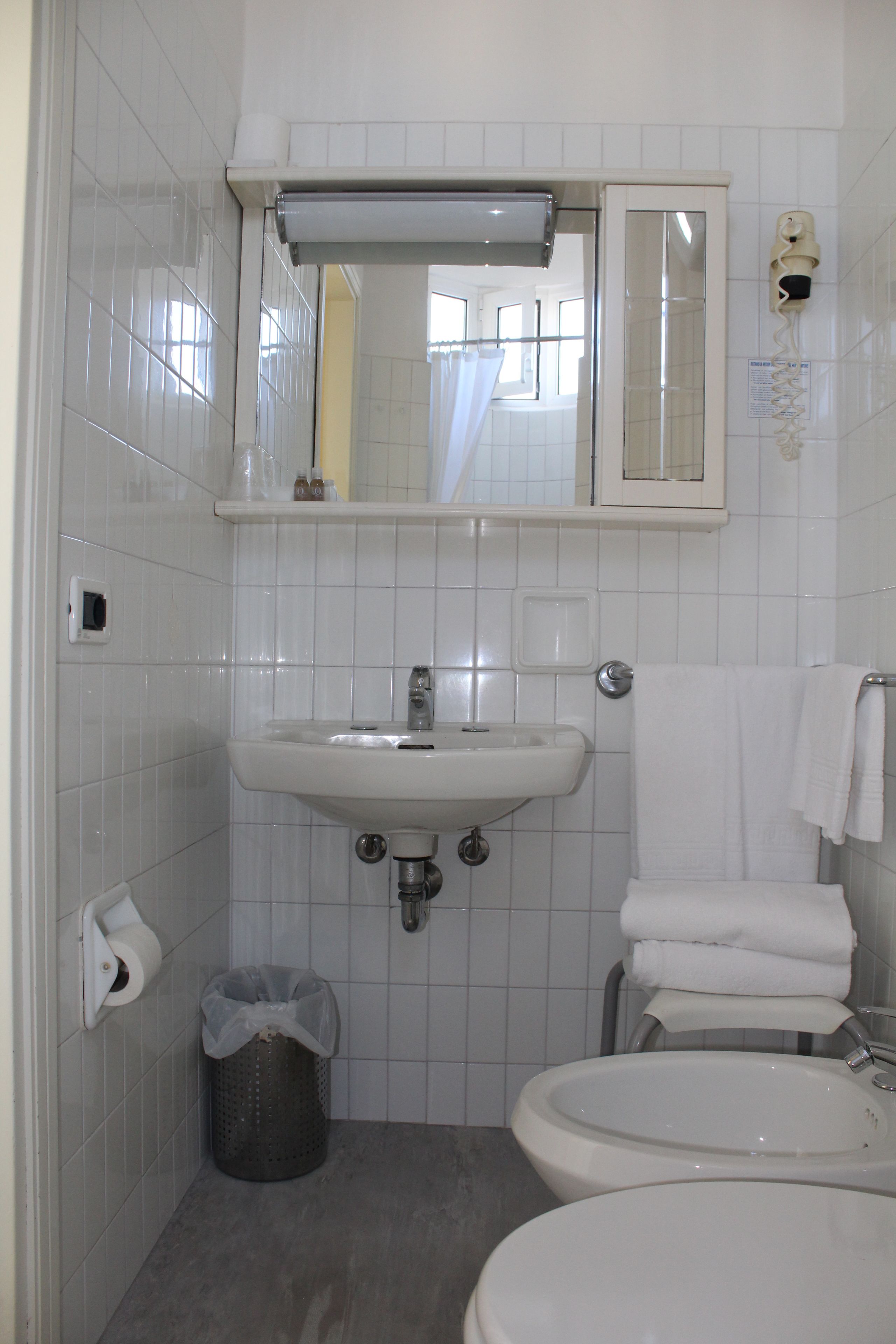 shower, rainfall showerhead, free toiletries, hair dryer