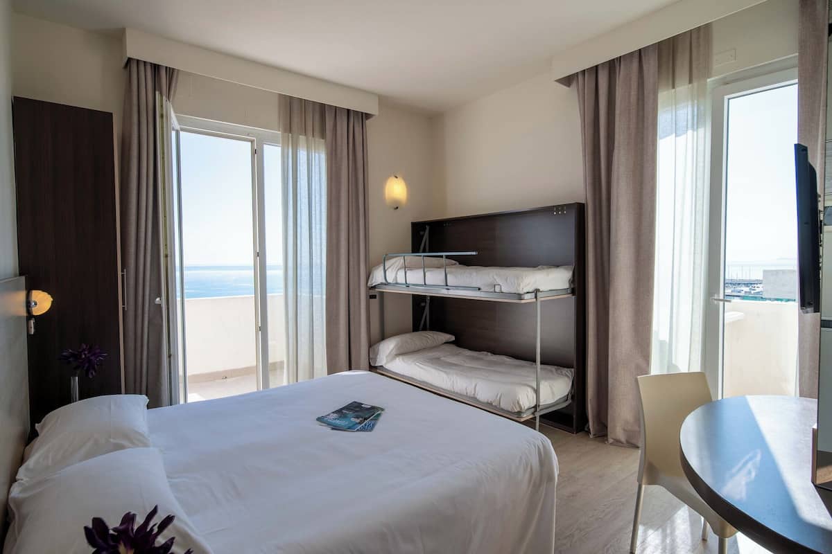 deluxe double room | 1 bedroom, in-room safe, desk, iron/ironing board