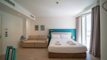 Camera Junior | Una cassaforte in camera, una scrivania, ferro/asse da stiro