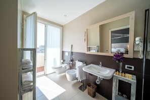 Een douche, een regendouche, gratis toiletartikelen, een haardroger