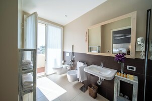 Shower, rainfall showerhead, free toiletries, hair dryer