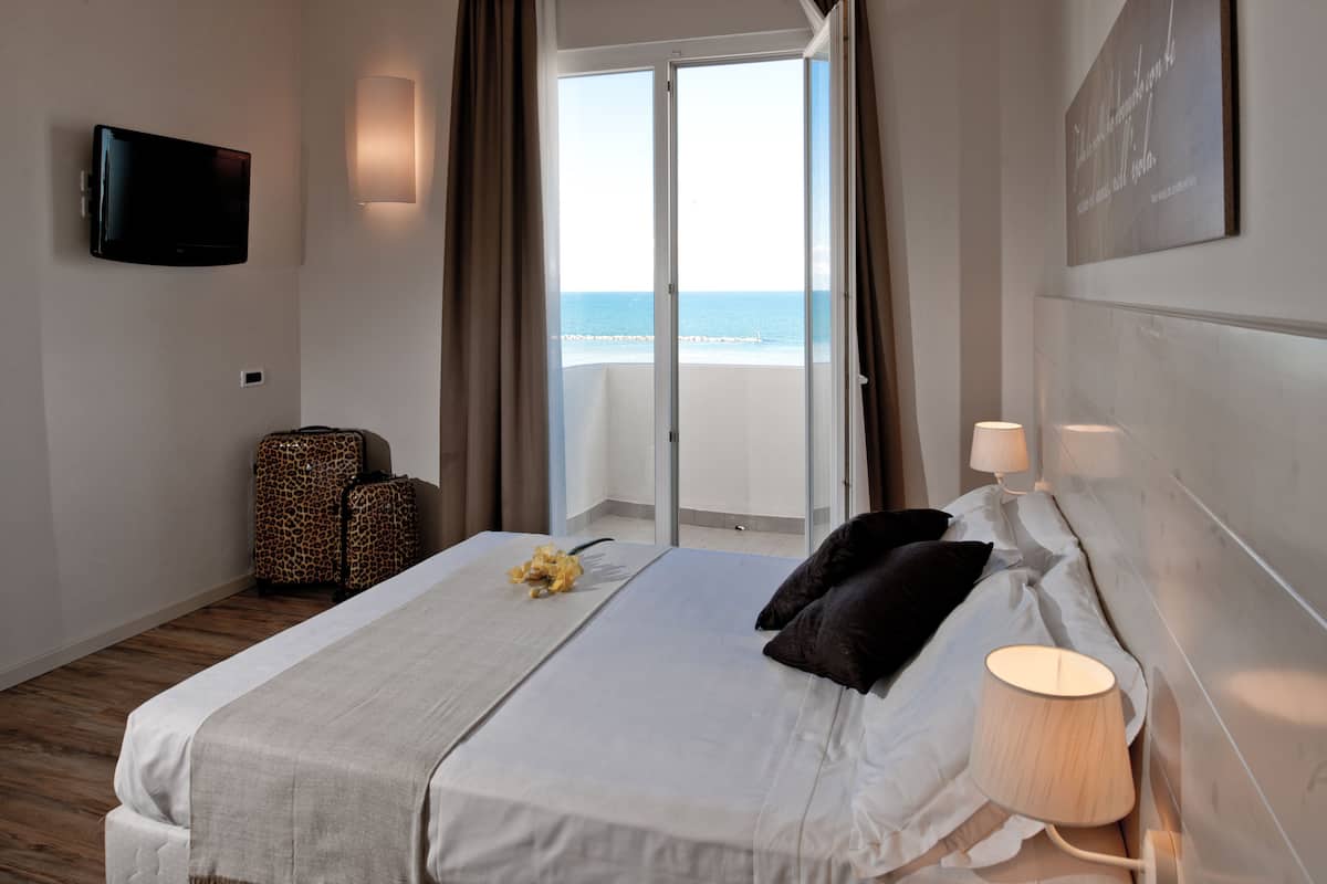 1 bedroom, in-room safe, desk, iron/ironing board