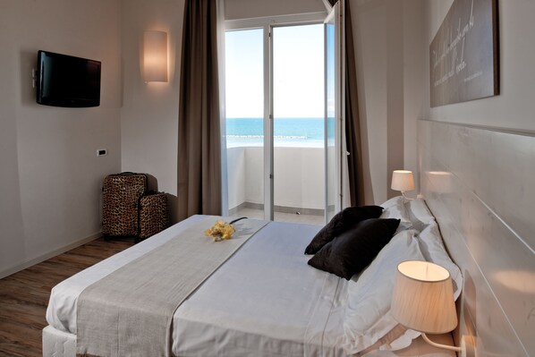 客房内保险箱、办公桌、熨斗/熨板、婴儿床