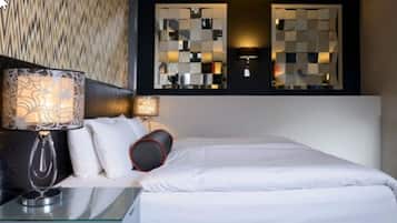 Luxe beddengoed, een kluis op de kamer, een bureau, een laptopwerkplek