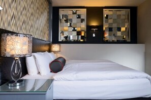 Peralatan tempat tidur premium, peti besi dalam bilik, meja