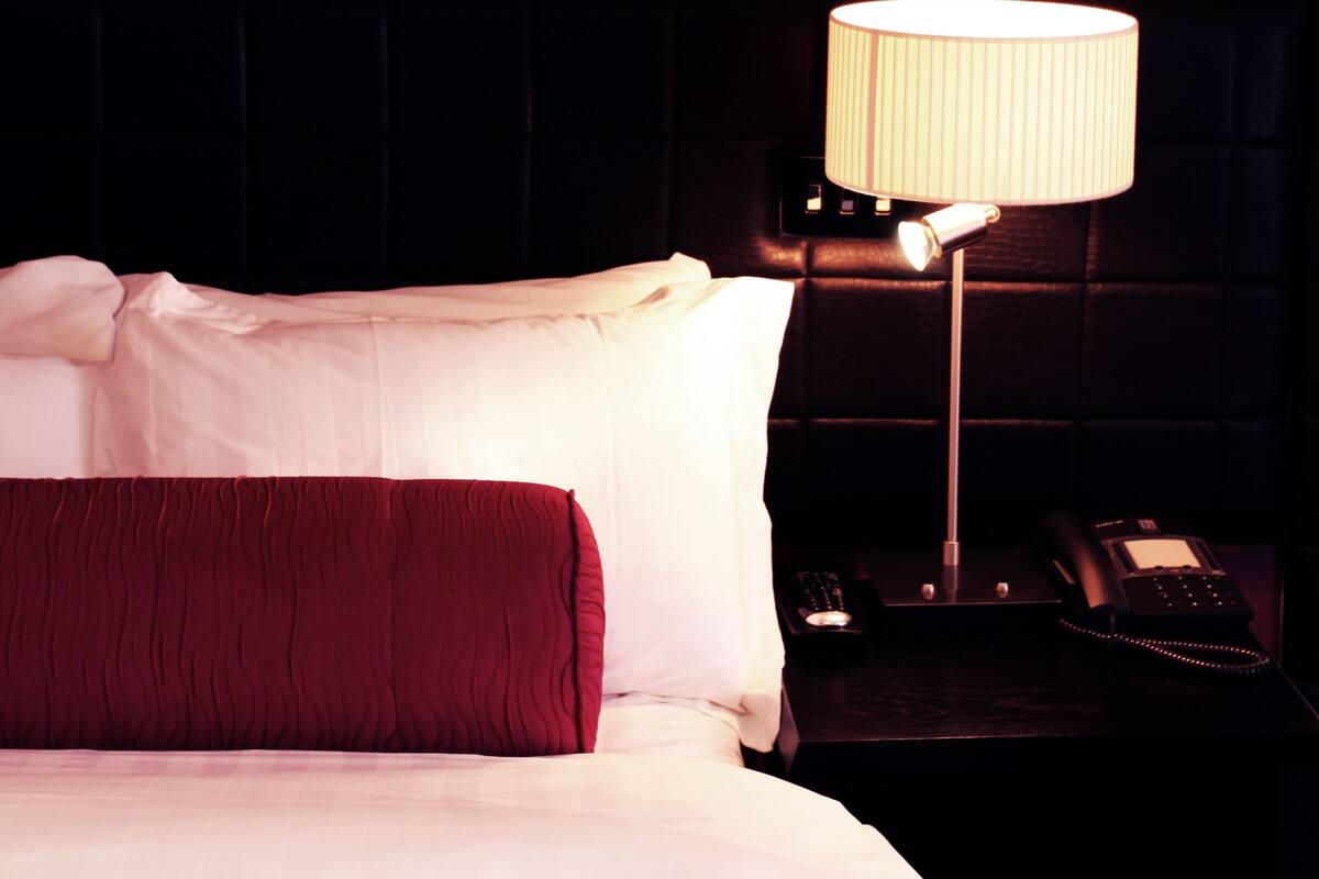 Standard Room | Peralatan tempat tidur premium, peti besi dalam bilik, meja